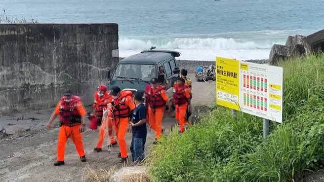 1名男性教练和1名女性学员今清晨在台东三和海域划SUP，疑似因体力不支受困海面，海巡出动救援。（民眾提供／萧嘉蕙台东传真）