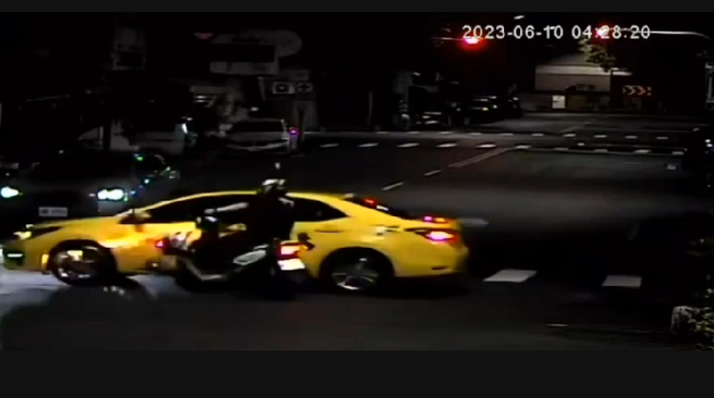 王员追逐拒检逃逸酒驾驾驶时，意外与计程车发生擦撞造成手骨折。(戴志扬翻摄)