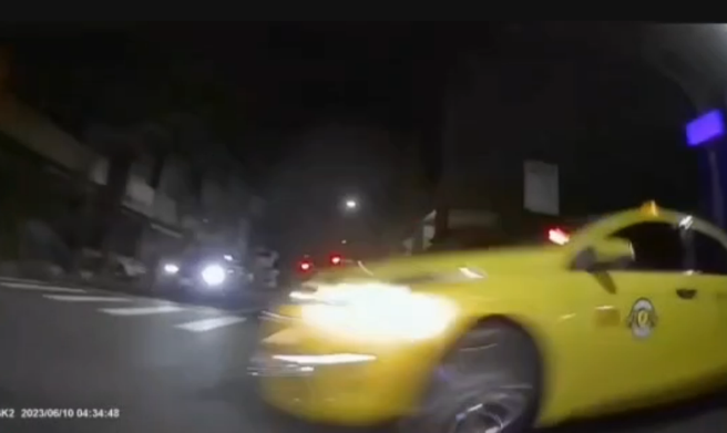 王员追逐拒检逃逸酒驾驾驶时，意外与计程车发生擦撞造成手骨折。(戴志扬翻摄)