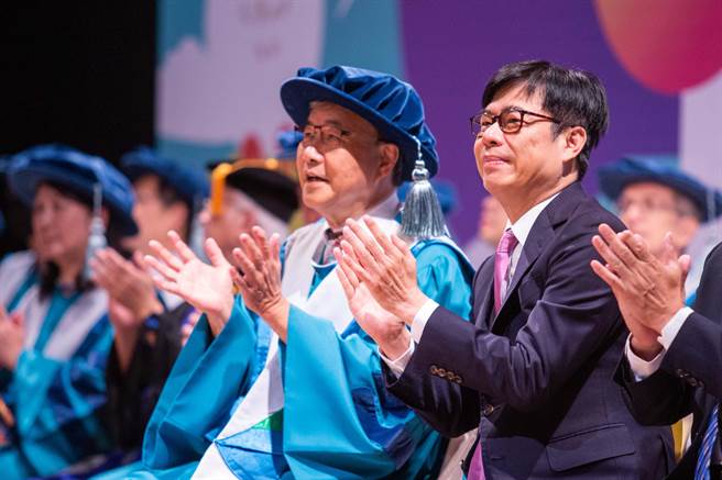 市长陈其迈（右）10日出席中山大学毕业典礼前表示，希望美国AIT主席罗森伯格来访高雄停留久一点，感受到台湾人的友善与热情。针对近来许多政治大咖频频来高雄，陈其迈强调，高雄不是选举的战场，希望建设、善良、友善多一点，政治少一点。（袁庭尧摄）