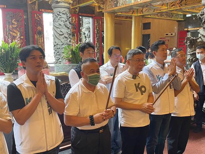 2024总统参选人、民眾党主席柯文哲10日前往高雄凤山天公庙参拜。（洪浩轩摄）