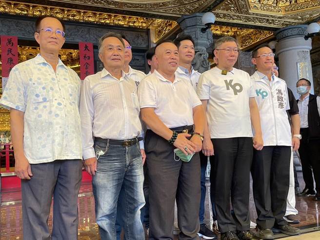2024总统参选人、民眾党主席柯文哲10日前往高雄凤山天公庙参拜。（洪浩轩摄）