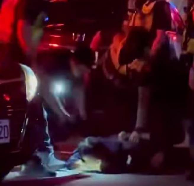 台中市知名爌肉饭10日凌晨遭人砸店，警方到场压制送办。（民眾提供）