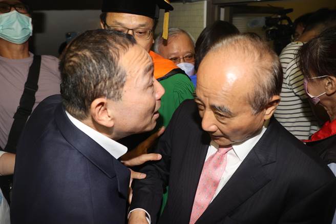 侯友宜、王金平一前一后上台，两人在台下握手互动。（曹婷婷摄）