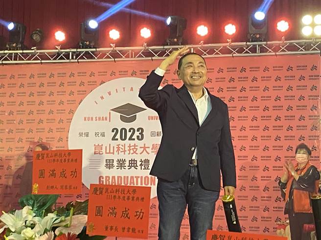侯友宜出席崑山科大毕典，学生热情响起掌声还高呼冻蒜。（曹婷婷摄）