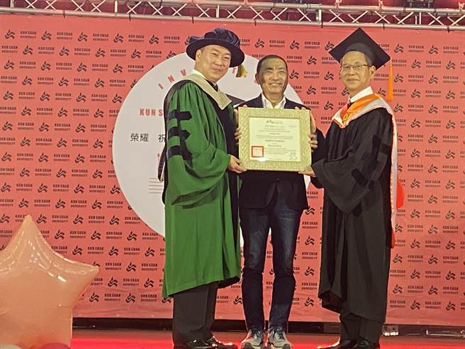 日本松下氢燃料电池新能源专家清水俊克获颁名誉博士（右），侯友宜担任见证人。（曹婷婷摄）