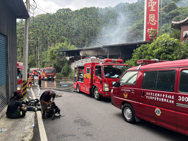 北市老泉街宫庙火警，1男受困全身焦黑不治。(民眾提供)