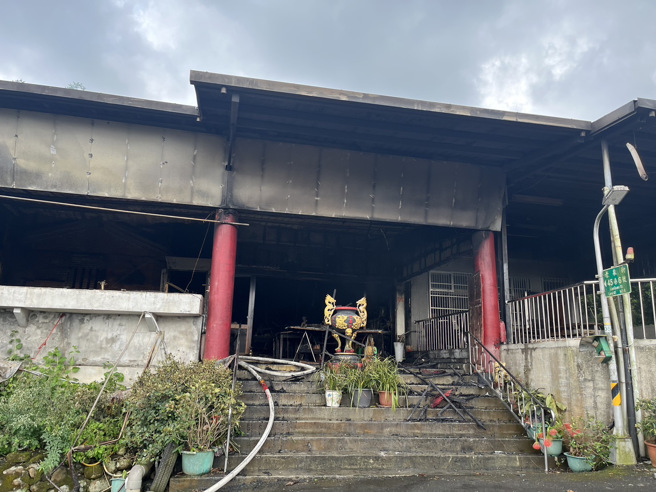 北市老泉街宫庙火警，1男受困全身焦黑不治。(民眾提供)