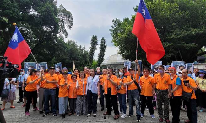 国民党中正万华区立委初选在即，中华神龙车队以及退休警察协会总会长耿继文，10日上午出面力挺应晓薇。（应晓薇办公室提供／丁上程台北传真）