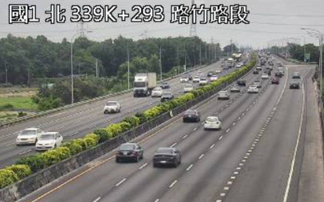 国1路竹段今（10）日上午发生一起连环撞事故。（图/ 翻摄自高速公路1968）