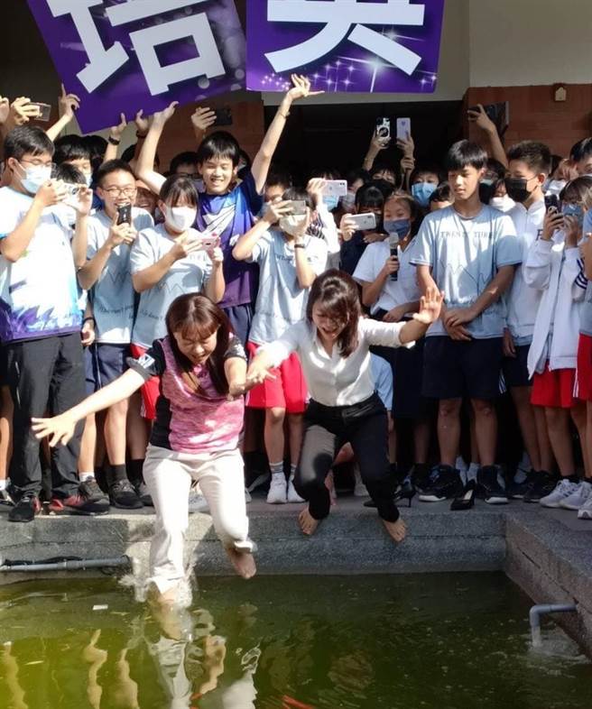 新竹市培英国中校长潘致惠及家长会长张春子兑现承诺，昨天下午噗通跳进生态池。（潘致惠提供／陈育贤新竹传真）