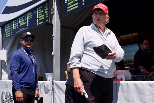 美国前总统川普因非法持有机密文件，遭到联邦法院起诉。图为他5月底参加业余高尔夫球赛。（图／路透）