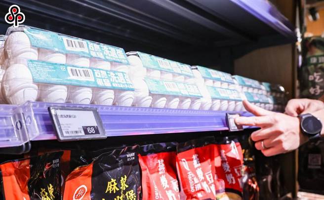 农委会主委陈吉仲今天受访时表示，鸡蛋的价格由蛋价委员会决定，农委会的责任为说明供需资讯，饲料价格上周已调降一波，且主要的原料如玉米等，现货及期货都是在往下跌，未来的饲料成本应该会持续下降，畜牧业生产成本，就会获得纾解。（报系资料照）