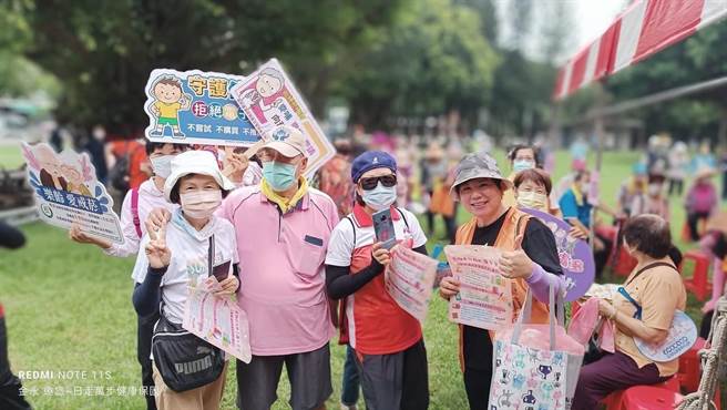 雲林縣府今（10日）在土庫水岸步道舉辦健走活動，走完贈送10枚雲林幣、超商50元禮物卡。（周麗蘭攝）