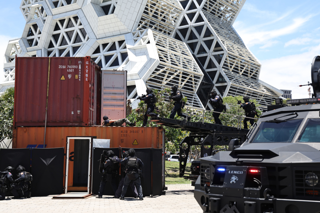 维安特勤队攻坚。(海巡署提供)