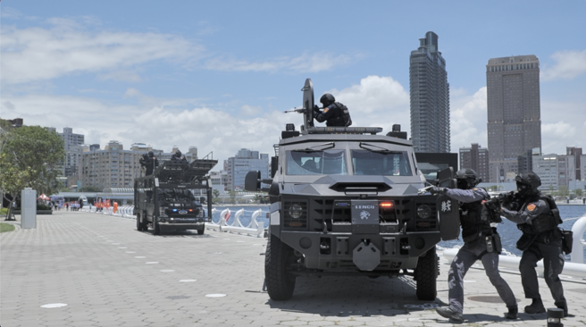 维安特勤队攻坚。(海巡署提供)
