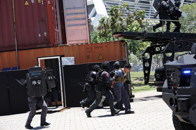 维安特勤队押解恐怖分子撤退。(海巡署提供)