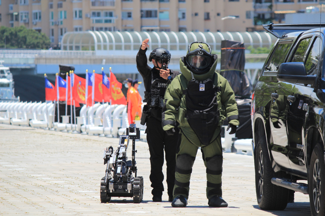 宪兵特勤队出动防爆机器人。(海巡署提供)