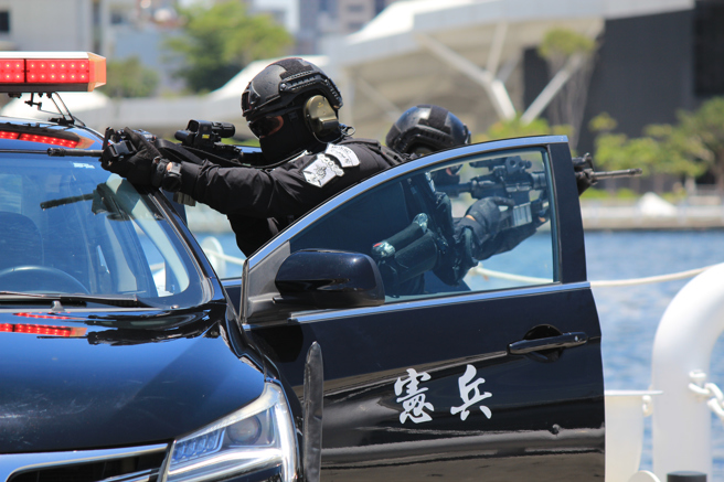 宪兵特勤队攻坚。(海巡署提供)