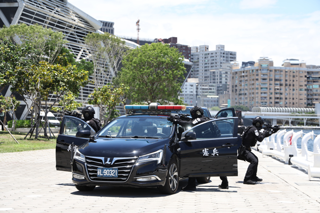 宪兵特勤队进场。(海巡署提供)