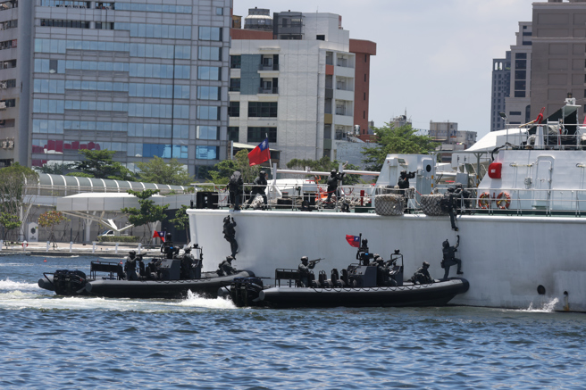 海巡特勤攻坚。(海巡署提供)