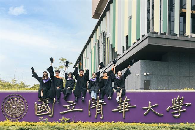 國立清華大學10日舉行畢業典禮，此屆畢典共有2338人獲頒學士學位，2545人獲頒碩士學位，223人取得博士學位。（清華大學提供／陳育賢新竹傳真）