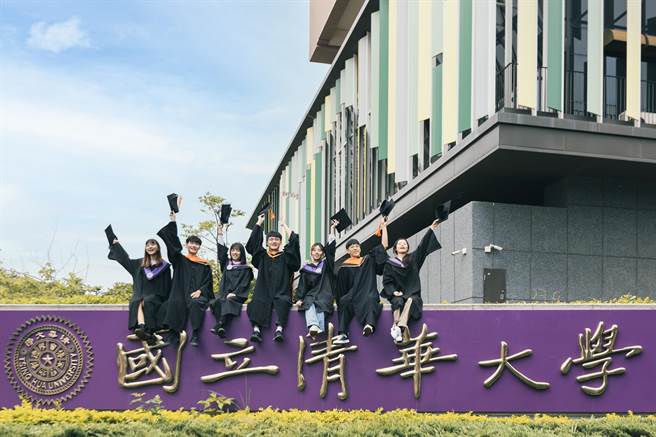 国立清华大学10日举行毕业典礼，此届毕典共有2338人获颁学士学位，2545人获颁硕士学位，223人取得博士学位。（清华大学提供／陈育贤新竹传真）