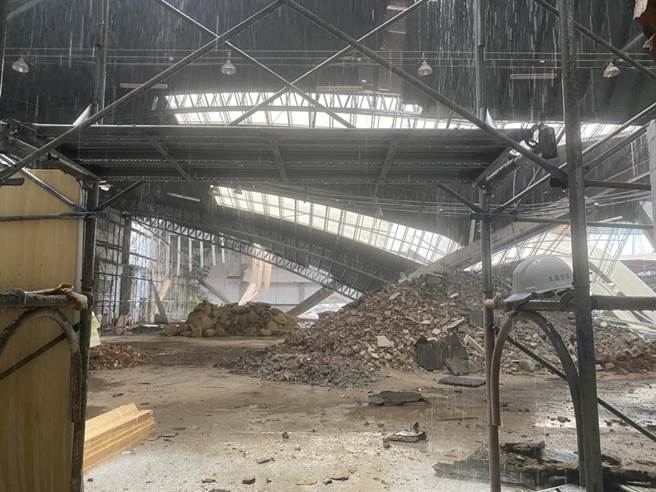 ▲基隆市民活动中心正在进行整建工程，然9日下午4时突发生屋顶塌陷意外，幸好工人及时跳下逃出，仅受轻伤。（基隆市政府提供／徐佑升基隆传真）