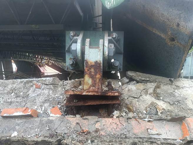 ▲市府相关单位初步研判支撑点松脱及拉扯力道大，才会造成工安意外。（基隆市政府提供／徐佑升基隆传真）