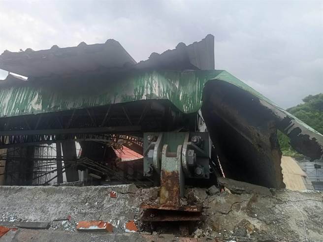 ▲由图可见支撑点松脱并连带导致屋顶塌陷之情形。（基隆市政府提供／徐佑升基隆传真）