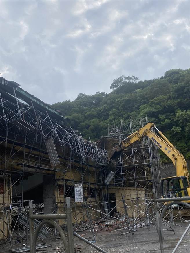 ▲工安事故发生当下，正在进行屋顶整建及拆除作业。（基隆市政府提供／徐佑升基隆传真）