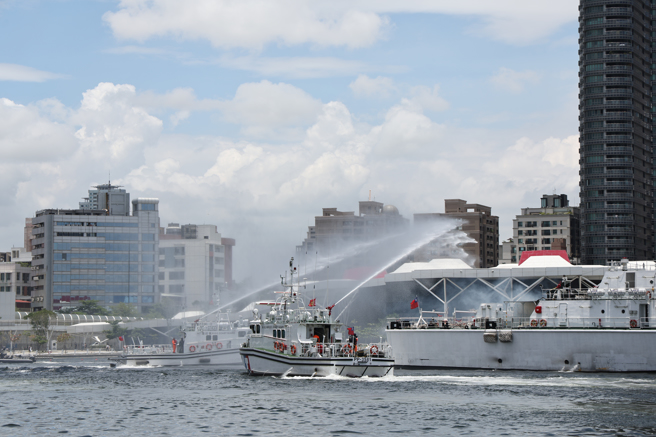 海巡艇使用水炮灭火。(海巡署提供)