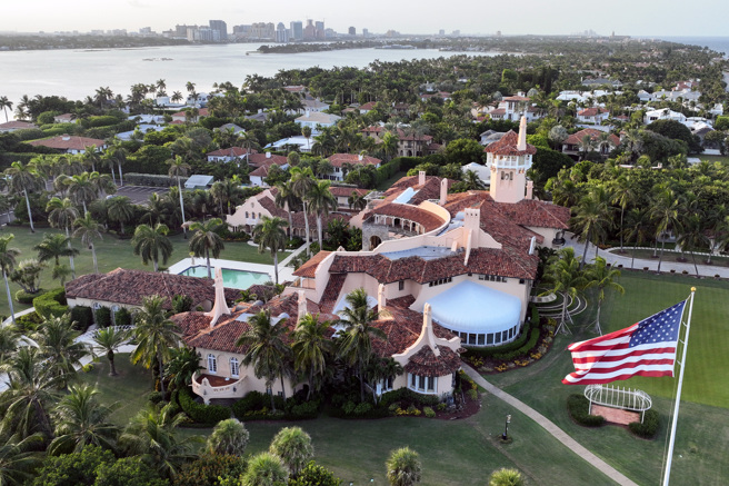 川普卸任后住在佛罗里达州海湖俱乐部（Mar-a-Lago）寓所，也是他藏匿机密文件的地点。（图／美联社）