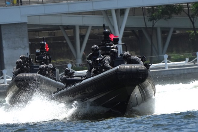 特勤快艇航行赶赴救援。(海巡署提供)