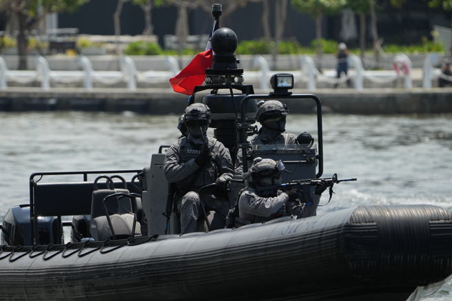 特勤队攻坚部署。(海巡署提供)
