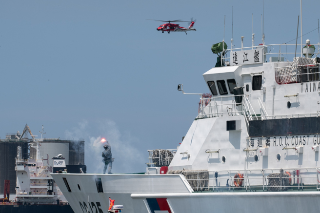 特勤队员持红焰定标引导黑鹰直升机。(海巡署提供)