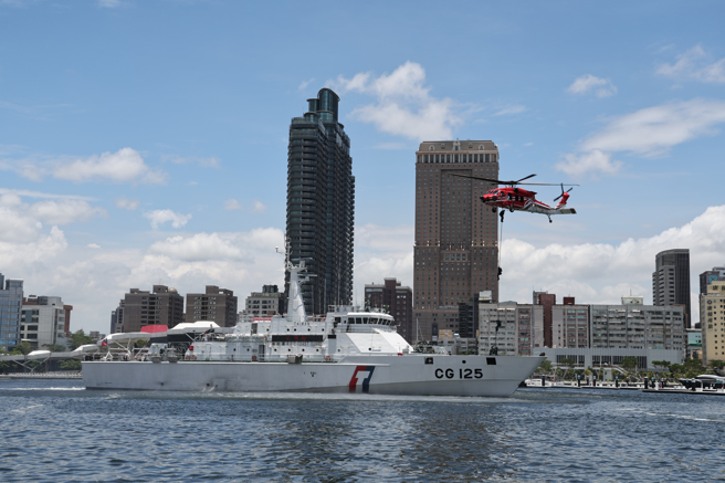 特勤队员滑降至大丰轮。(海巡署提供)