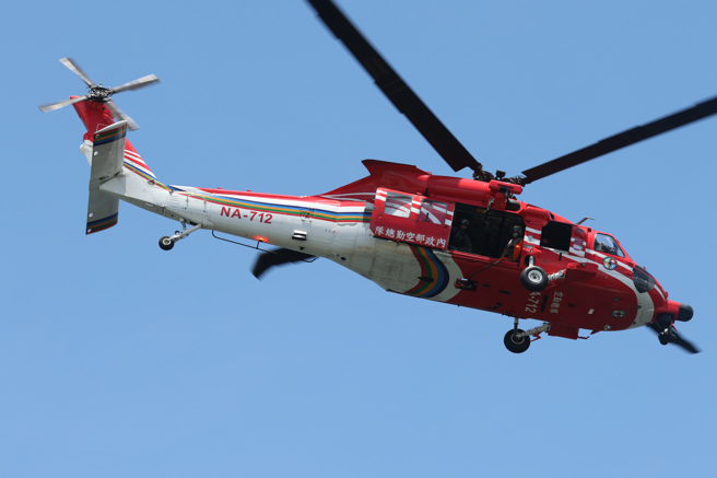 黑鹰直升机搭载海巡特勤执行反劫船任务。(海巡署提供)