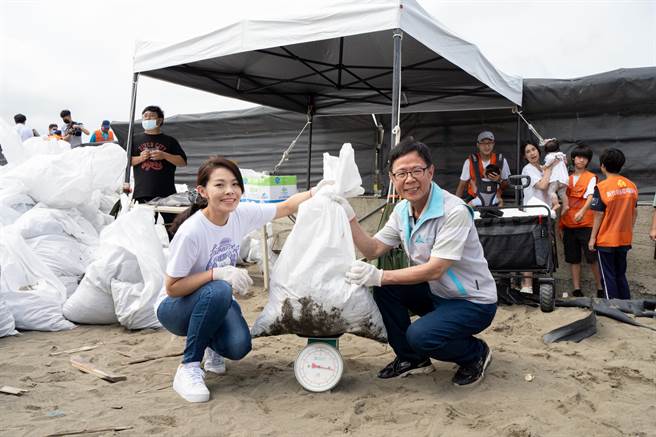 「2023《洋洋洋》竹堑三态子守护祭」净海活动今天上午在新竹渔港登场，市长高虹安（左）也宣布加码办理为期1个月的「净海特别行动」。（陈育贤摄）