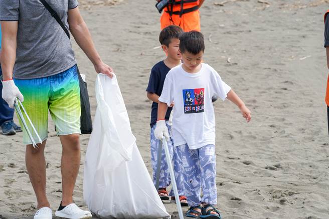 不少亲子一起出动参加「2023《洋洋洋》竹堑三态子守护祭」净海活动，在头前溪出海口捡拾沙滩垃圾。（陈育贤摄）