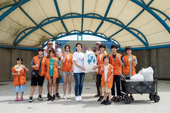 「2023《洋洋洋》竹堑三态子守护祭」净海活动今天上午在新竹渔港登场，市长高虹安（中）也宣布加码办理为期1个月的「净海特别行动」。（陈育贤摄）