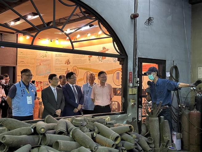 说明会后县府也安排经济部官员参访金门地区中小企业者，了解业者目前所面临之困难。(图／金门县政府提供)