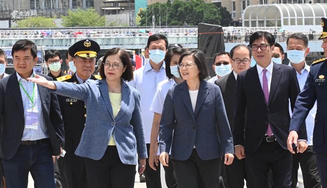 蔡英文总统（前右）10日到高雄视察海安11号暨联安专案实兵演练，海洋委员会主委管碧玲（中左）、高雄市长陈其迈（中右）等人陪同。（林瑞益摄）