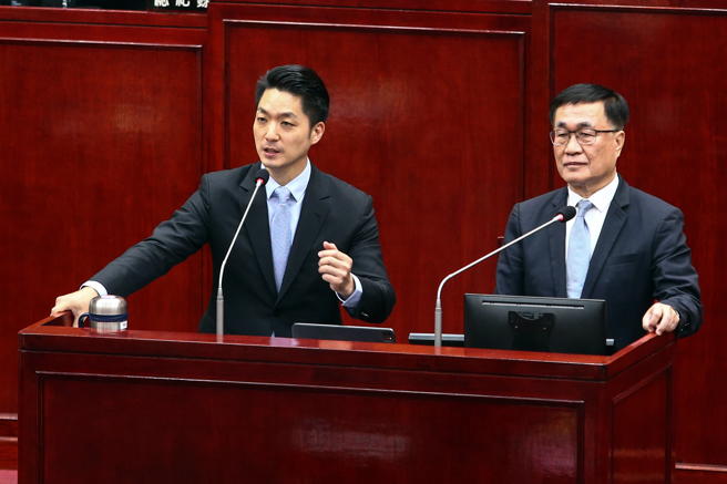 图为台北市长蒋万安（左）、台北市副市长李四川（右）在市议会备询。（资料照,邓博仁摄）