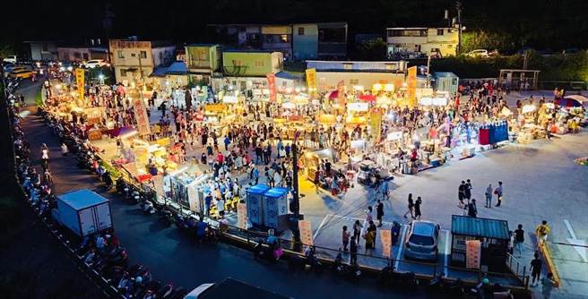 ▲位于暖暖水源桥下的「暖暖夜市」于上周五开幕，吸引非常多民眾前往消费嚐鲜，但也产生交通动线不佳与垃圾脏乱等问题。（林旻勋办公室提供／徐佑升基隆传真）