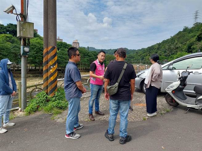 ▲为解决「暖暖夜市」产生相关问题，市议员林旻勋（左二）8日召集业者与相关单位前往会勘。（林旻勋办公室提供／徐佑升基隆传真）