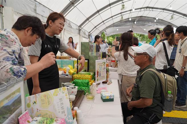 新北市农业局今在坪林茶业博物馆旁广场举办包种茶比赛会颁奖典礼，「新北好茶．夏水春茶」也在今日开幕，本月10、11及17、18日登场，现场有60个好茶、美食、文创等摊位。（蔡雯如摄）