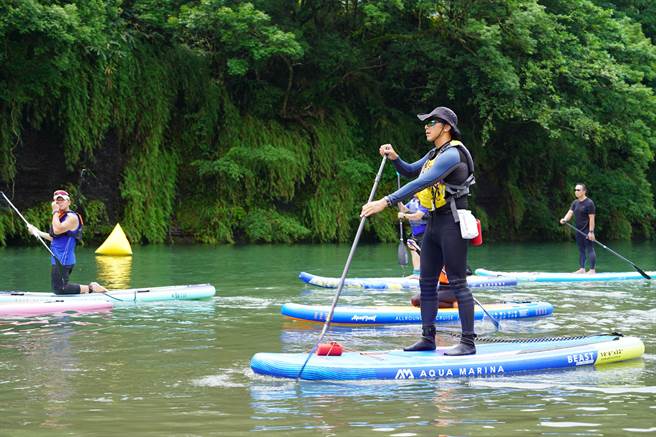坪林区公所6月10、11日也举行限定活动「水岸潮茶野餐祭」，邀请在地青年SUP教练进行教学体验，享受水岸乐趣。（蔡雯如摄）