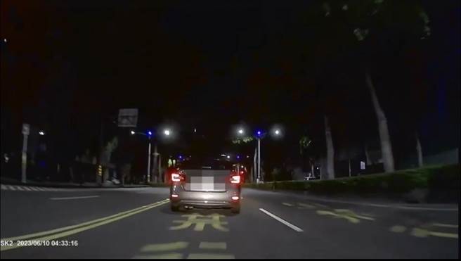 高雄警方追捕拒检车辆。（翻摄照片／崔正纲高雄传真）