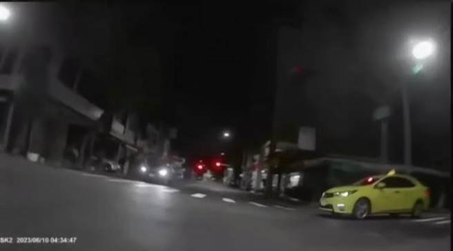 高雄警方追捕拒检车辆，途中与计程车碰撞，员警骨折送医。（翻摄照片／崔正纲高雄传真）